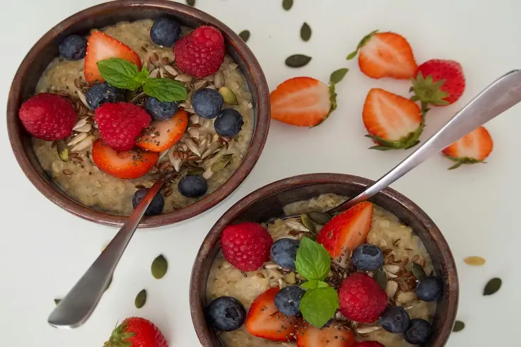 Healthy Recipes Indian Style: 15 Easy & Nutritious Meals 15 Healthy Indian Recipes—Oats and Berries Bowl