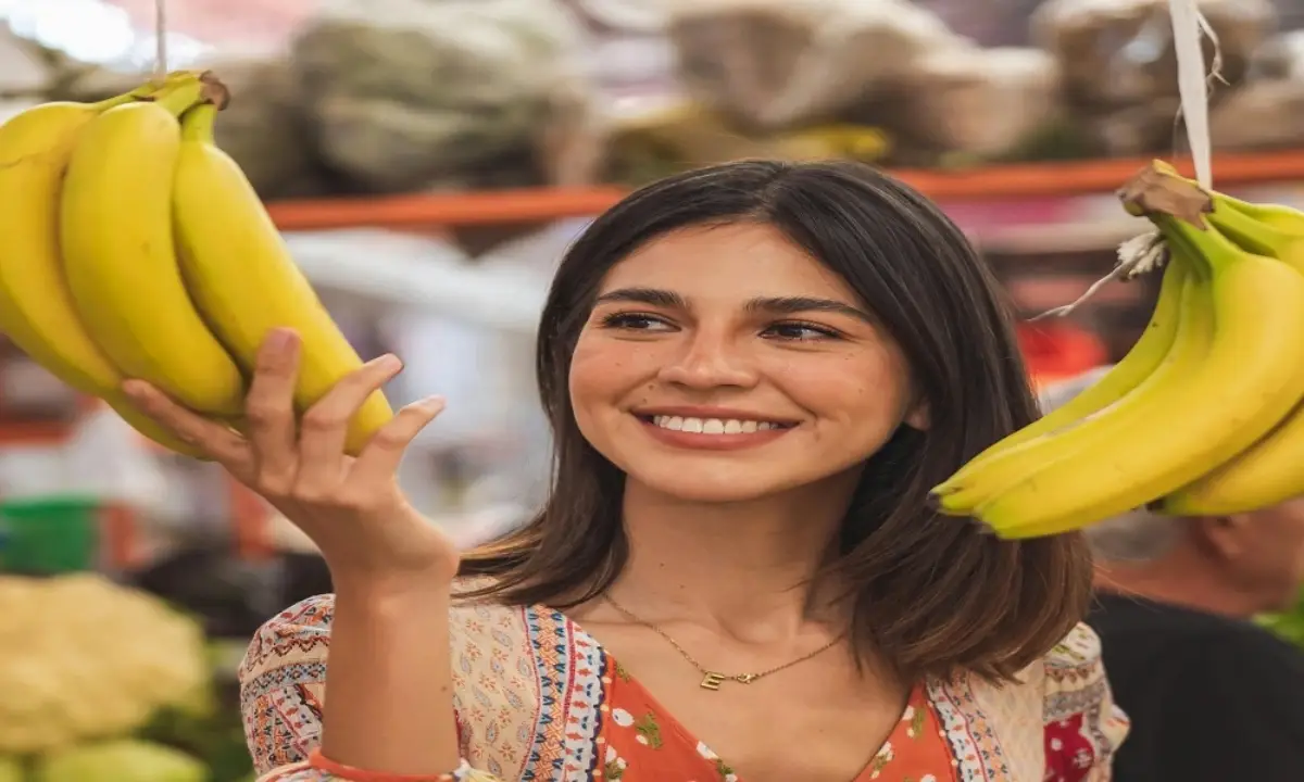 10 Side Effects of Overeating Bananas: Digestive, Heart, and Blood Sugar Risks
